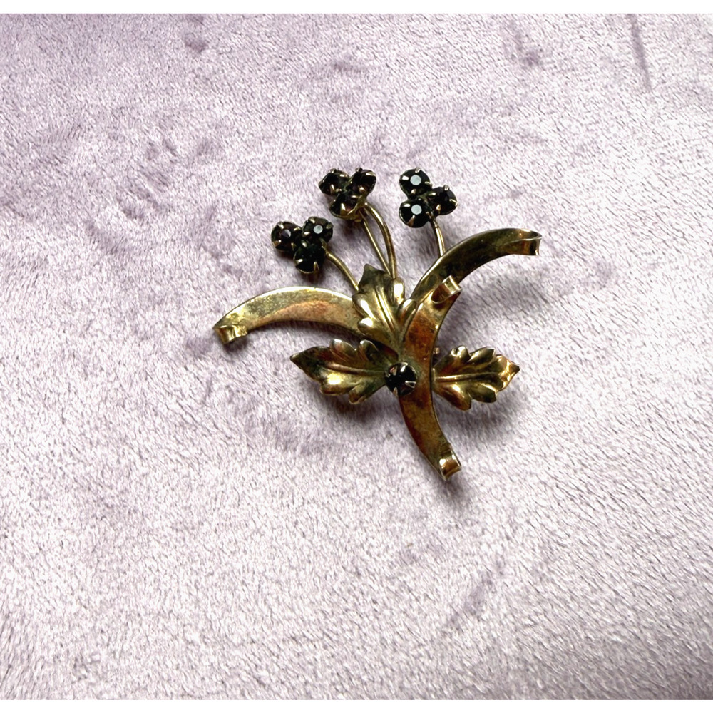 Vintage Gold Tone Floral Spray Bouquet Brooch Pin Dark Purple Rhinestones MCM - Picture 3 of 3
